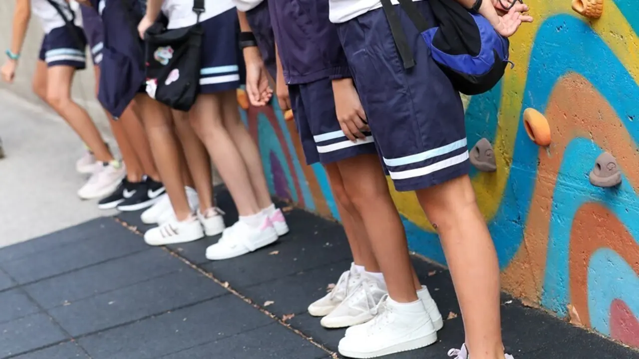 Un grupo de ni&ntilde;os esperan a entrar en el colegio Maestro Padilla  