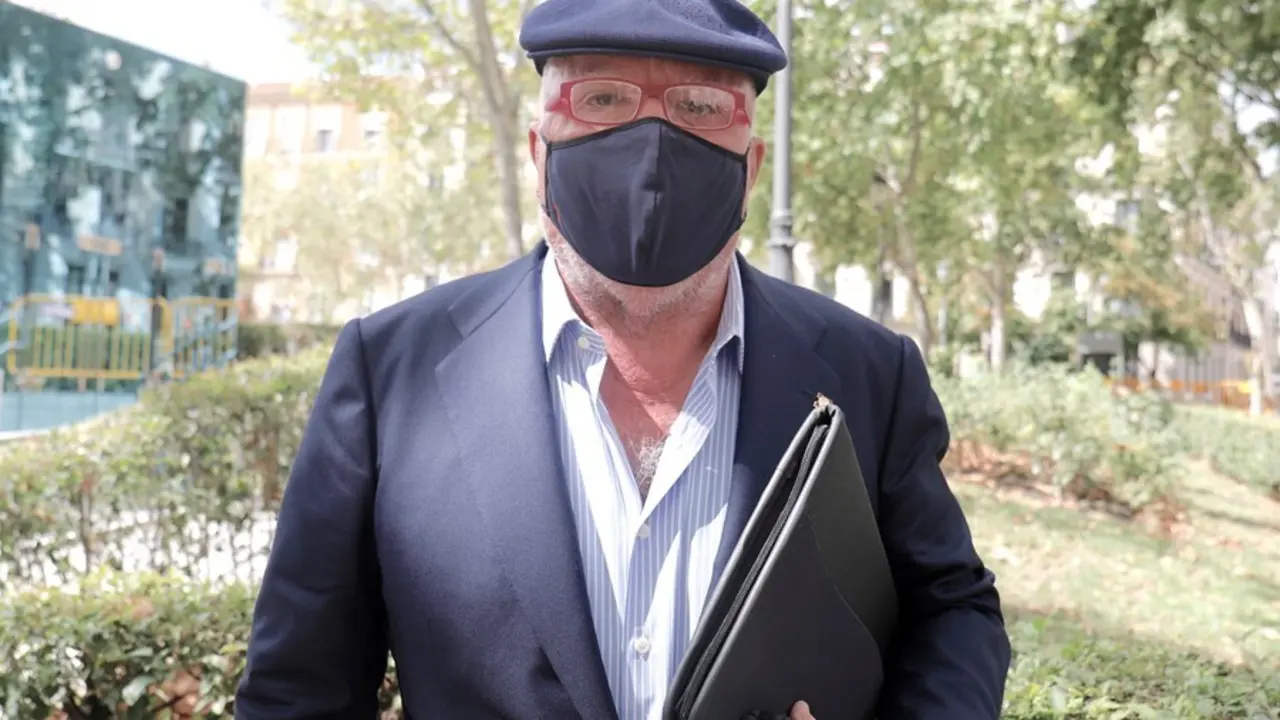 El comisario jubilado Jos&eacute; Manuel Villarejo posa a la c&aacute;mara a su salida de la Audiencia Nacional donde ha acudido a entregar un escrito al juez que le investiga por el caso &lsquo;T&aacute;ndem&rsquo;, a 15 de septiembre de 2021, en Madrid, (Espa&ntilde;a). Villarejo ha pedido qu