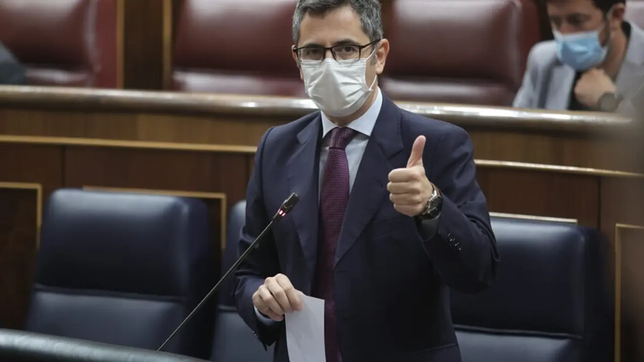 El ministro de la Presidencia, Relaciones con las Cortes y Memoria Democr&aacute;tica, F&eacute;lix Bola&ntilde;os, interviene en una sesi&oacute;n de control al Gobierno en el Congreso