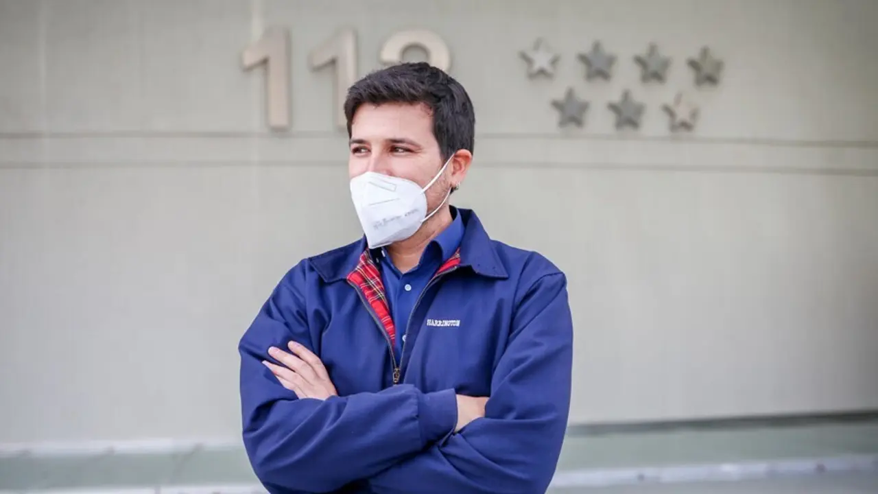 Archivo - El &lsquo;n&uacute;mero 2&rsquo; en la lista de M&aacute;s Madrid para las elecciones a la Asamblea de Madrid, Pablo G&oacute;mez Perpiny&agrave;, posa tras reunirse con los sindicatos del Centro de Emergencias 112, a 21 de abril de 2021, en Pozuelo de Alarc&oacute;n, Madrid (Espa&ntilde;a). 