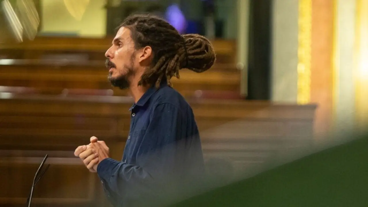 El diputado de Unidas Podemos Alberto Rodr&iacute;guez interviene ante el Pleno del Congreso desde la tribuna de oradores