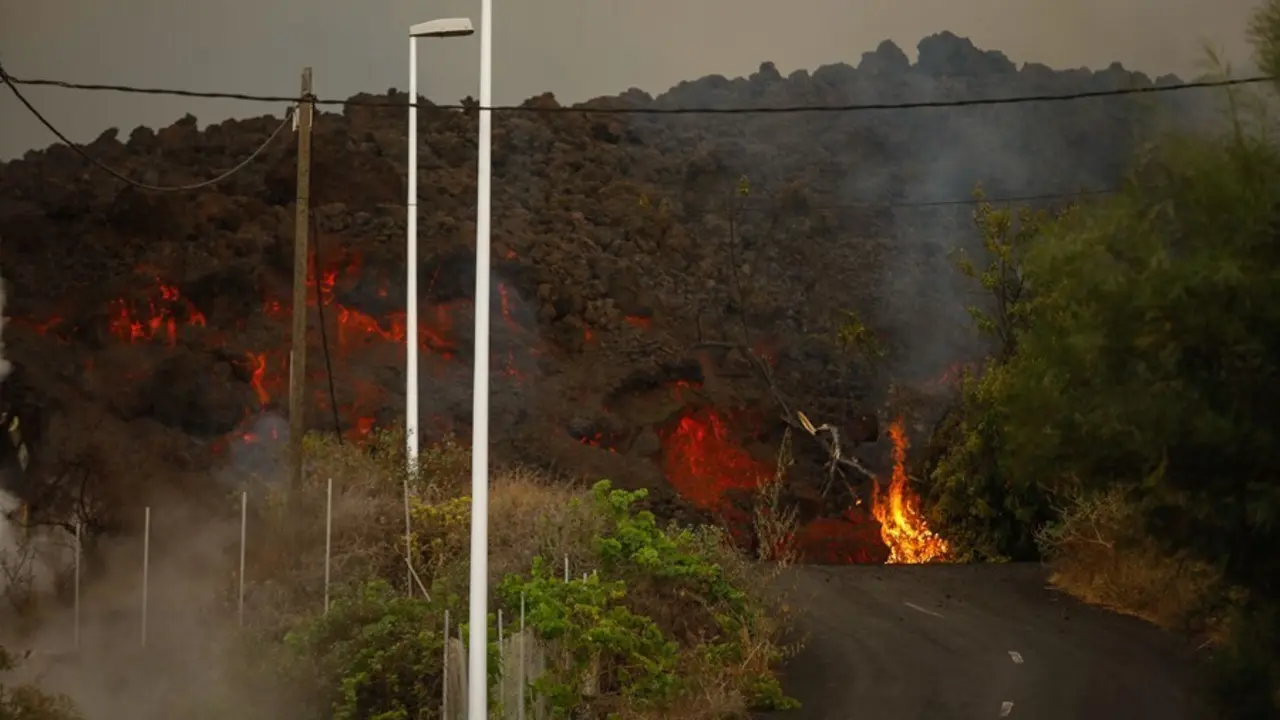 La lava del volc&aacute;n cruza una carretera en la zona de Los Llanos, a 20 de septiembre de 2021, en El Paso, La Palma, Santa Cruz de Tenerife, Islas Canarias, (Espa&ntilde;a). La erupci&oacute;n volc&aacute;nica iniciada ayer a las 16 horas en la zona de Cabeza de Vaca (La Palma)