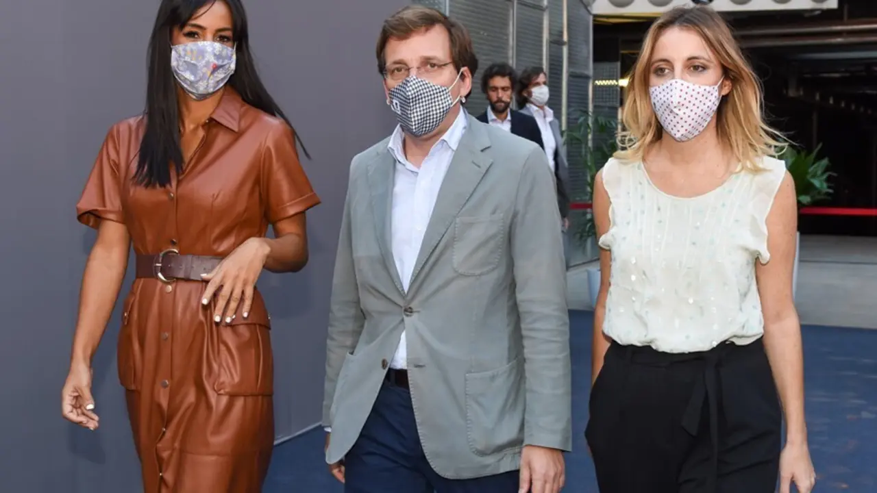 (I-D) La vicealcaldesa de Madrid y miembro del Comit&eacute; Permanente de Cs, Bego&ntilde;a Villac&iacute;s; el alcalde de Madrid, Jos&eacute; Luis Mart&iacute;nez-Almeida; y la delegada del &Aacute;rea de Cultura, Turismo y Deporte, Andrea Levy.