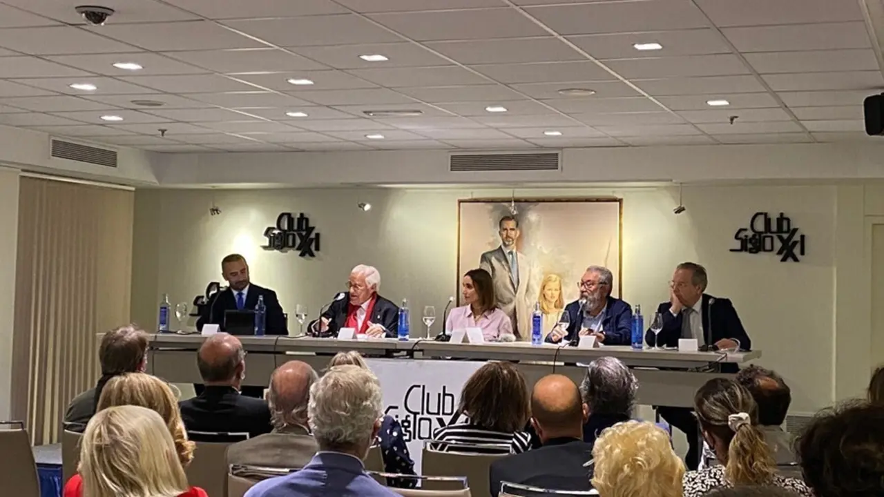 El Padre &Aacute;ngel en el coloquio sobre La Solidaridad celebrado en el Club del Siglo XXI.