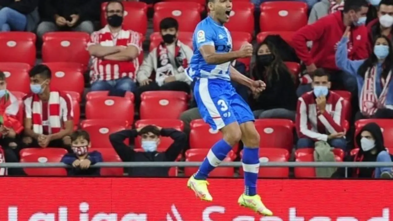 Radamel Falcao celebra el gol del triunfo del Rayo en San Mam&eacute;s