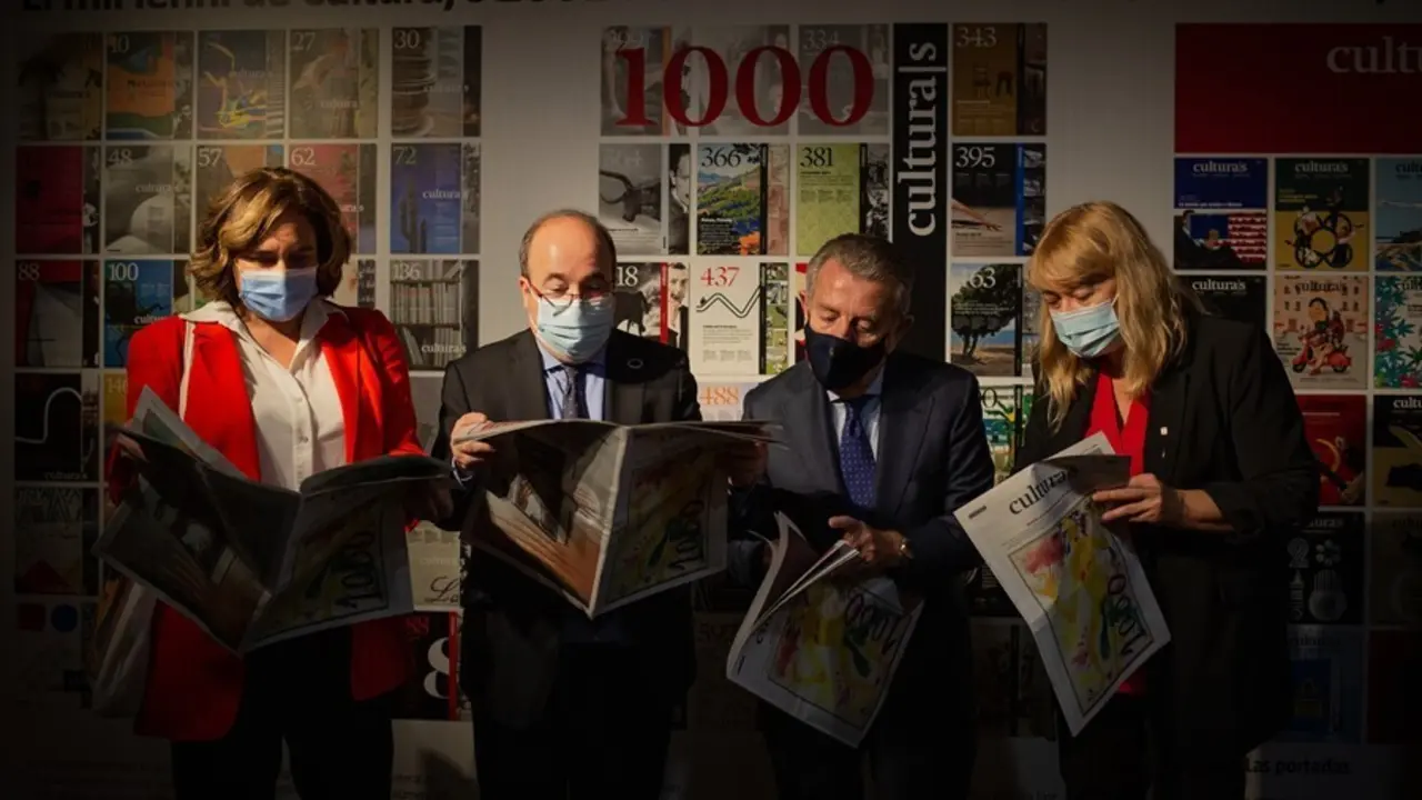 La alcaldesa Ada Colau, el ministro Miquel Iceta, el editor de La Vanguardia Javier de God&oacute; y la consellera Nat&agrave;lia Garriga, en la inauguraci&oacute;n de la exposici&oacute;n del suplemento 'Cultura/s'