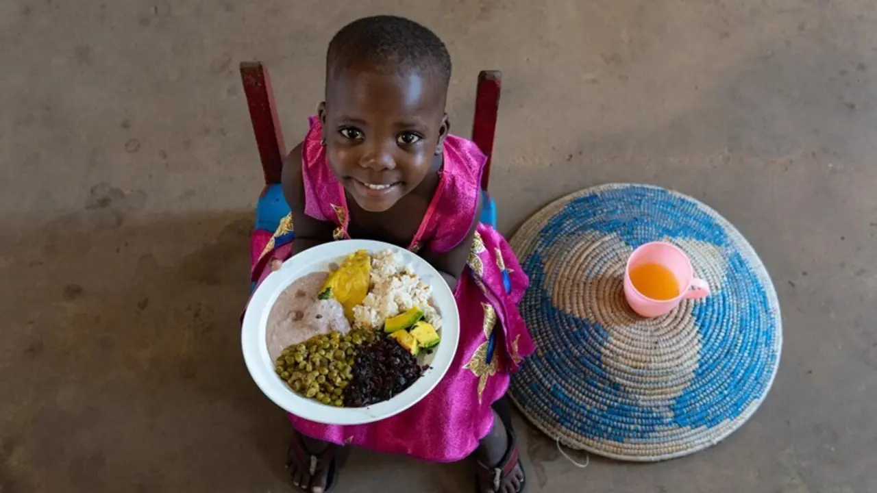 Menor de Uganda con un plato de comida