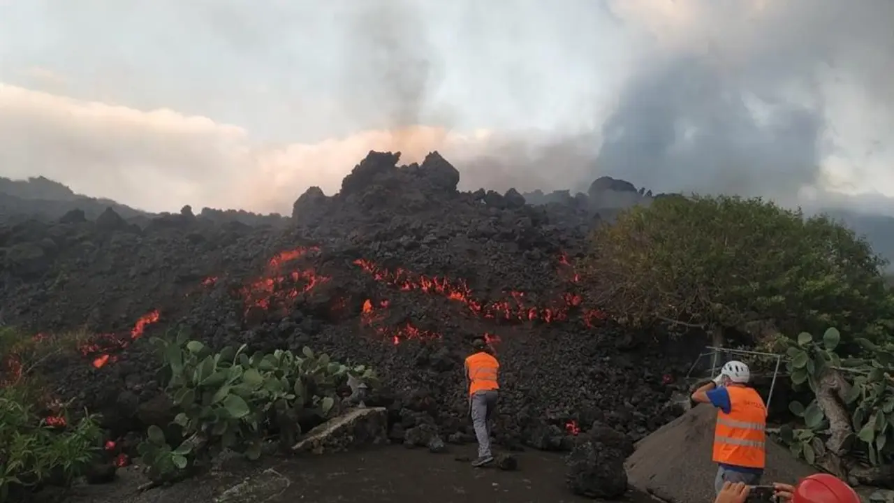 T&eacute;cnicos del Instituto Volcanol&oacute;gico de Canarias (Involc&aacute;n) toman muestras de las coladas de lava del nuevo volc&aacute;n de La Palma para realizar an&aacute;lisis petrol&oacute;gicos. EFE/Involc&aacute;n SOLO USO EDITORIAL/NO VENTAS/SOLO DISPONIBLE PARA ILUSTRAR LA NOTICIA QUE ACOMPA&Ntilde;A/CR&Eacute;DITO