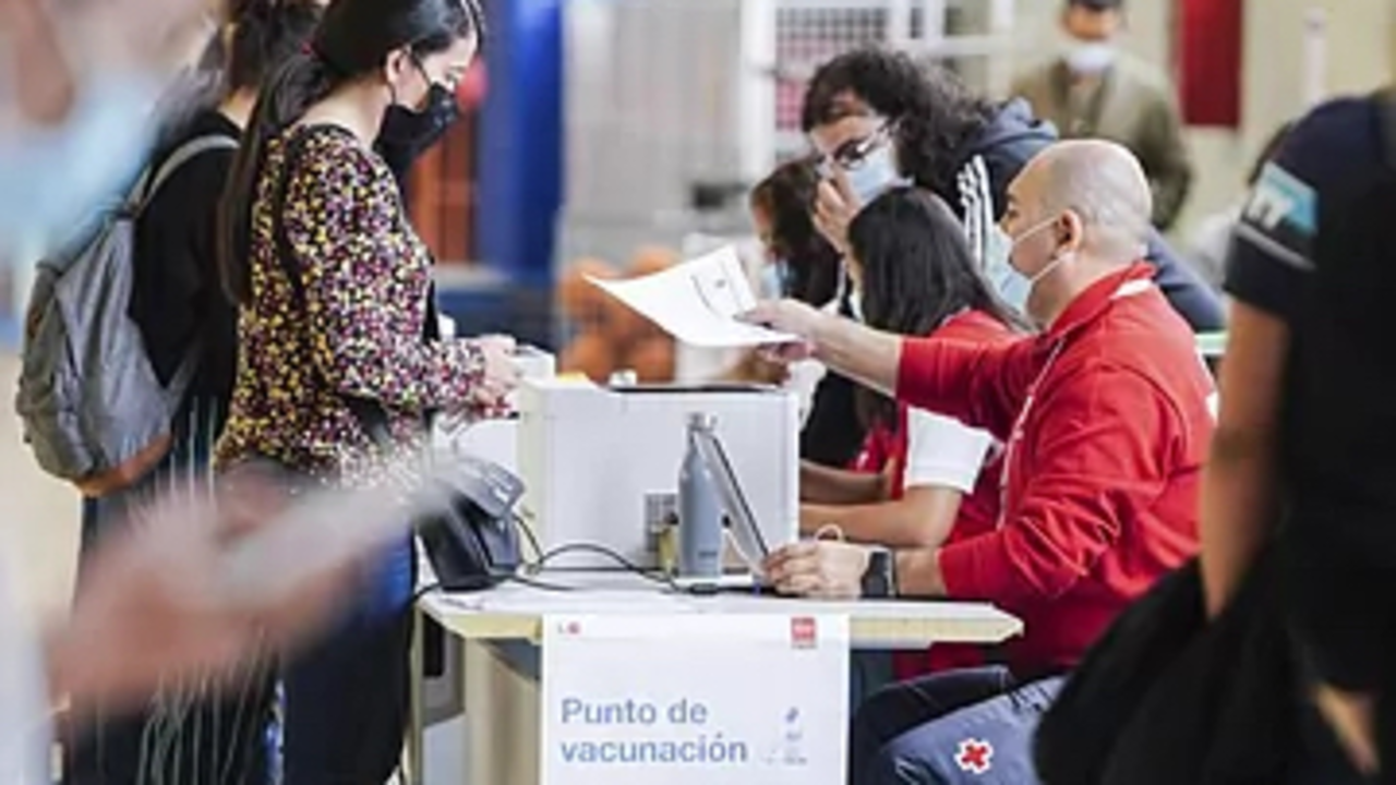 Dispositivo m&oacute;vil de vacunaci&oacute;n puesto en marcha en el Polideportivo La Almudena de la Universidad Complutense de Madrid.COMUNIDAD DE MADRI