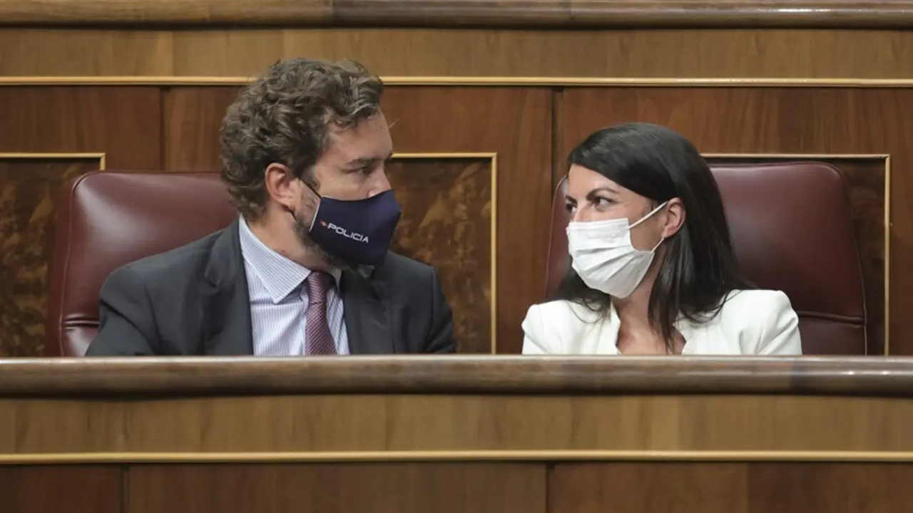 El portavoz parlamentario de Vox, Iv&aacute;n Espinosa de los Monteros (i) y la secretaria general de su grupo parlamentario, Macarena Olona