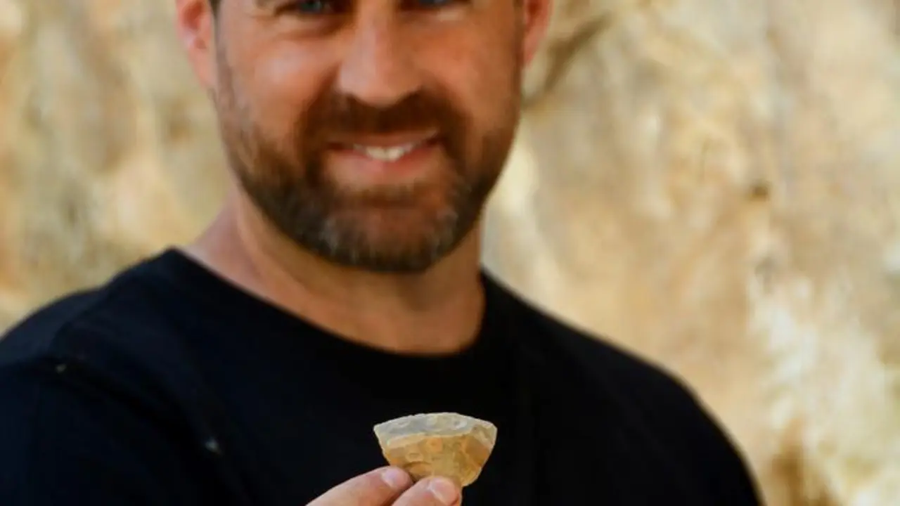 El profesor de Prehistoria de la UM, Ignacio Mart&iacute;n Lerma, con un herramienta de s&iacute;lex de &eacute;poca neandertal