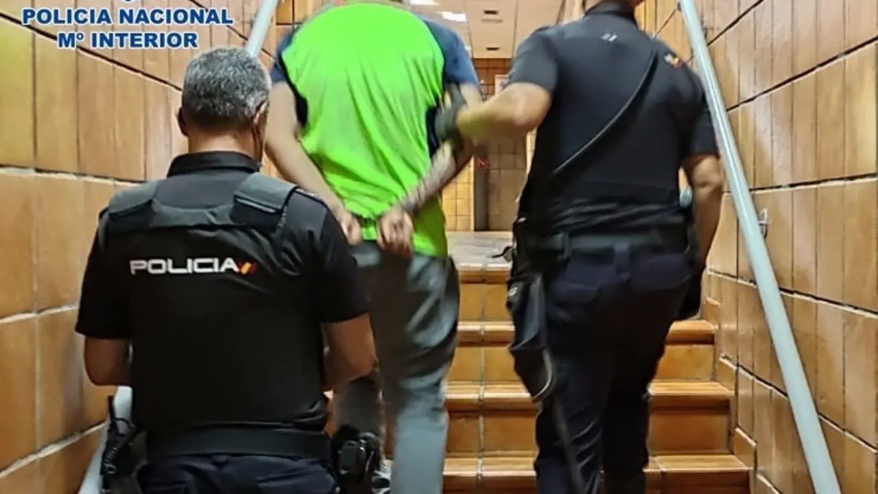 El detenido tras intentar asfixiar a su madre