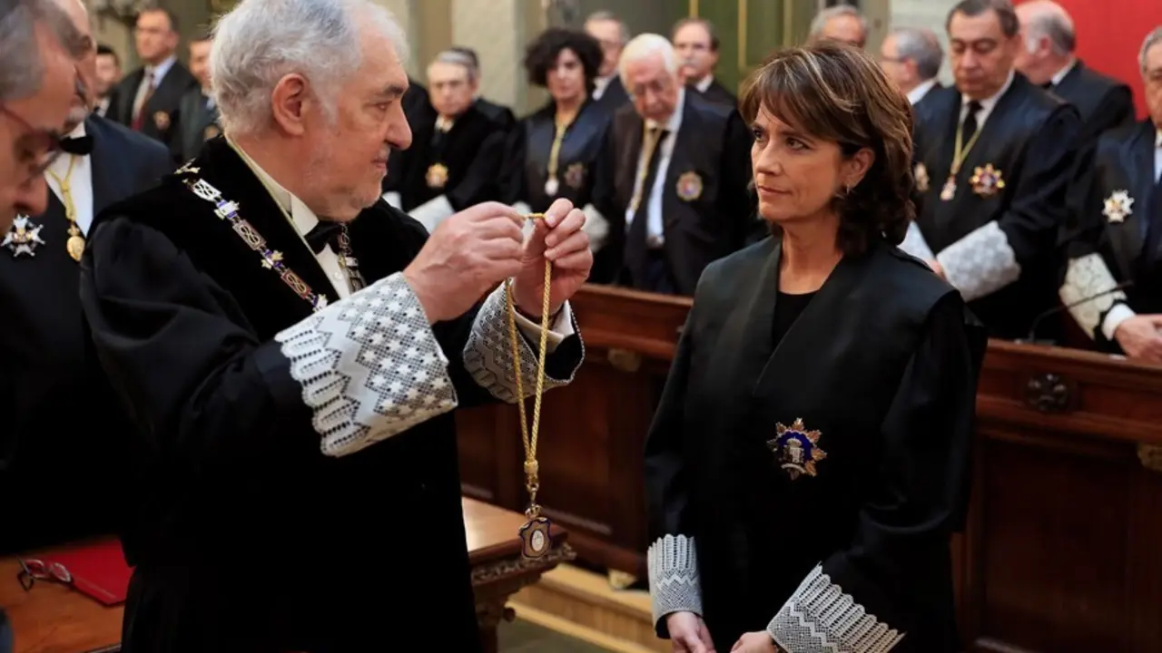 Archivo - La nueva Fiscal General del Estado, Dolores Delgado (d) junto con el magistrado C&aacute;ndido Conde-Pumpido (i), durante el acto de su toma de posesi&oacute;n celebrado en la sede del Tribunal Supremo en Madrid, en Madrid (Espa&ntilde;a) a 26 de febrero de 2020.