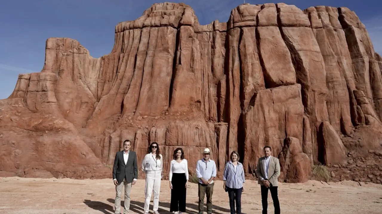 La presidenta de la Comunidad de Madrid, Isabel D&iacute;az Ayuso, ha visitado esta semana el rodaje de la nueva pel&iacute;cula de Wes Anderson que se est&aacute; filmando en Chinch&oacute;n y Colmenar de Oreja.