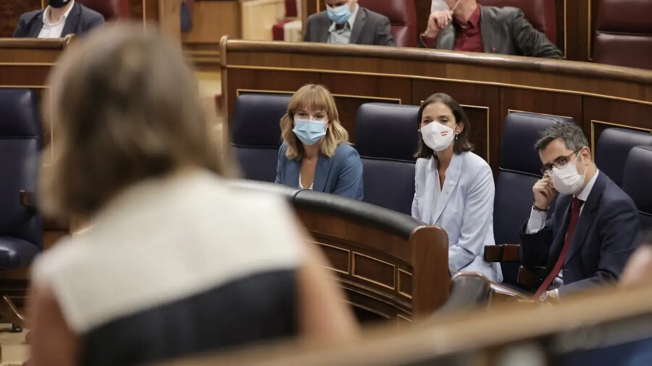 La ministra de Educaci&oacute;n, Pilar Alegr&iacute;a; la ministra de Industria, Reyes Maroto; y el ministro de la Presidencia,  F&eacute;lix Bola&ntilde;os, escuchan una intervenci&oacute;n en una sesi&oacute;n de control al Gobierno en el Congreso22 de septiembre de 2021, en Madrid, (Espa&ntilde;a). 