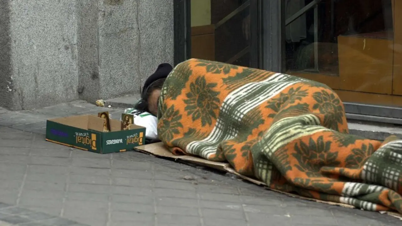 Archivo - Mendigo durmiendo en la calle