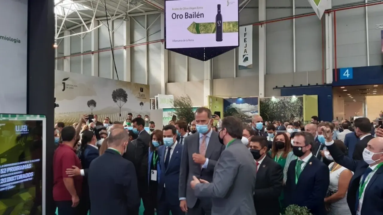 Felpe VI durante su visita al stand de la UJA en Expoliva