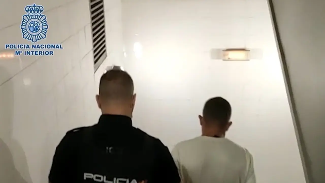 Archivo - Detenido un conductor que provoc&oacute; un accidente en la A-5 con un coche robado tras perseguirle un testigo