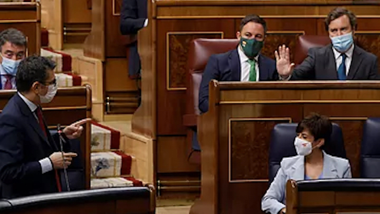 Bola&ntilde;os respondiendo a Espinosa (Vox) en el Congreso.J.J. Guill&eacute;nEFE