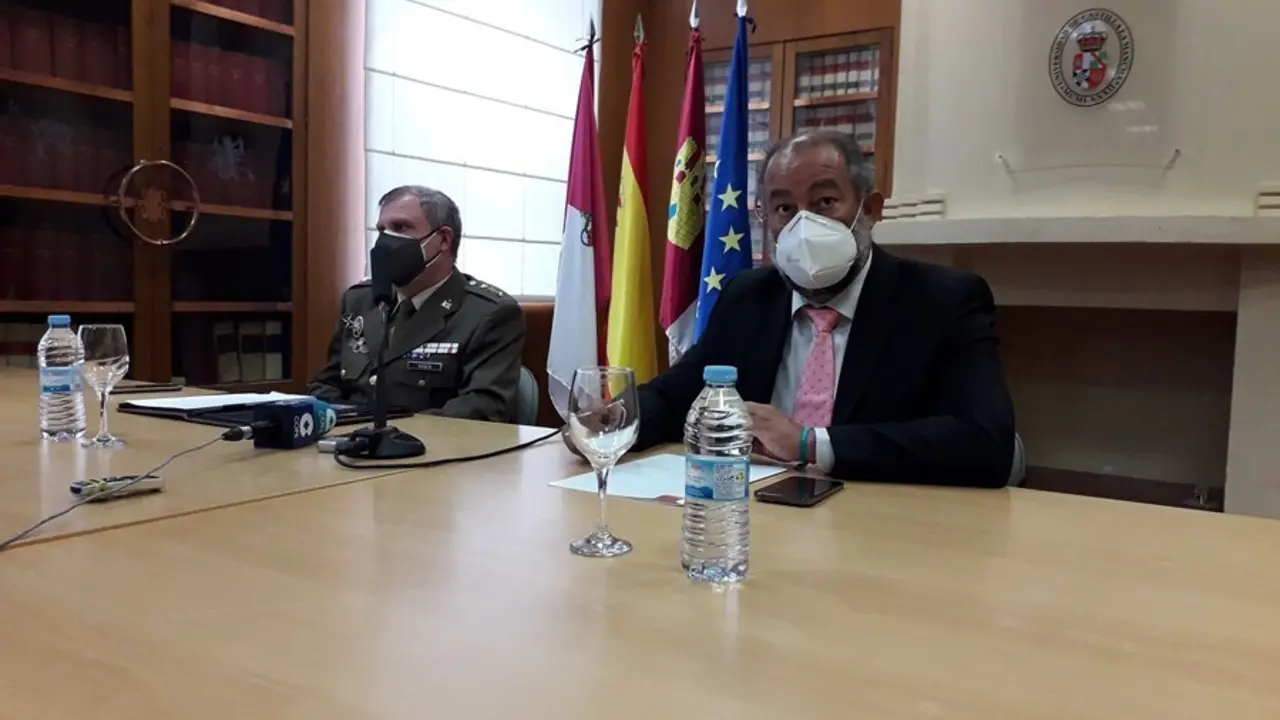 El delegado de Defensa en Castilla La Mancha, el coronel Juan Luis Vizuete Mendoza, acompa&ntilde;ado de rector de la UCLM, Juli&aacute;n Garde.