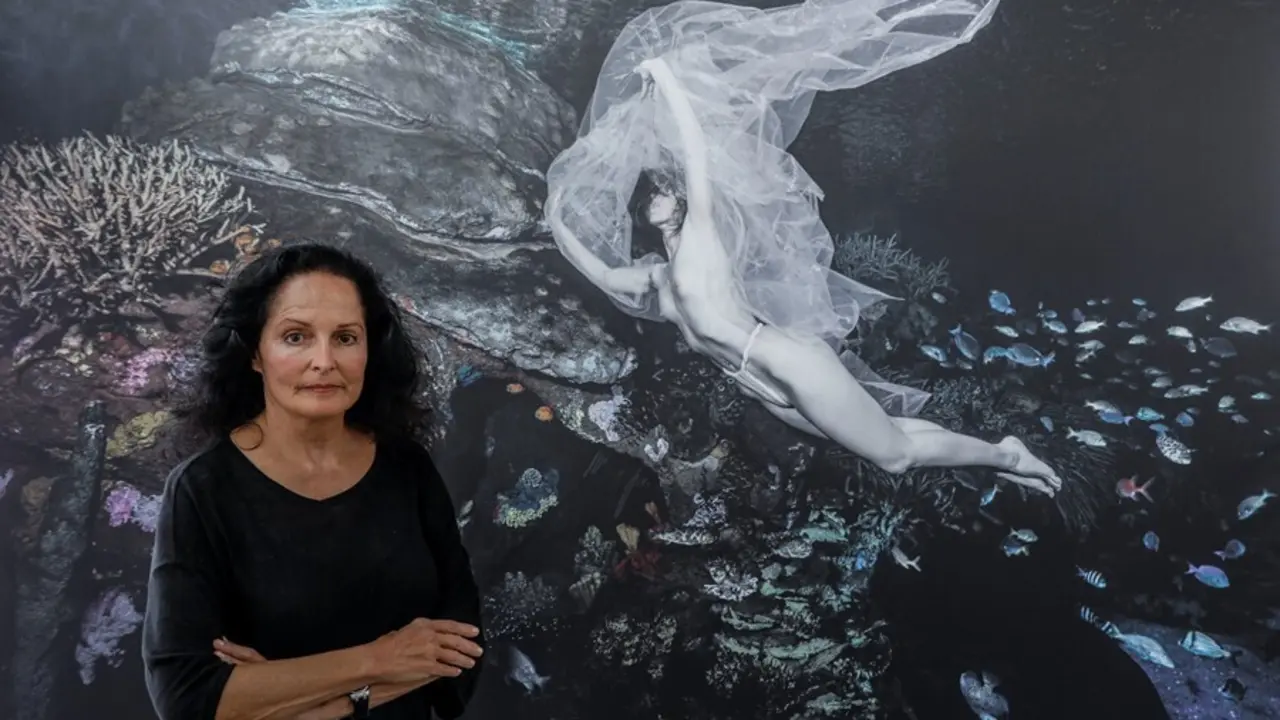 La fot&oacute;grafa Isabel Mu&ntilde;oz posa durante la presentaci&oacute;n de su exposici&oacute;n &lsquo;Somos Agua&rsquo;, en la Sala Oval del Oceanogr&agrave;fic de Val&egrave;ncia