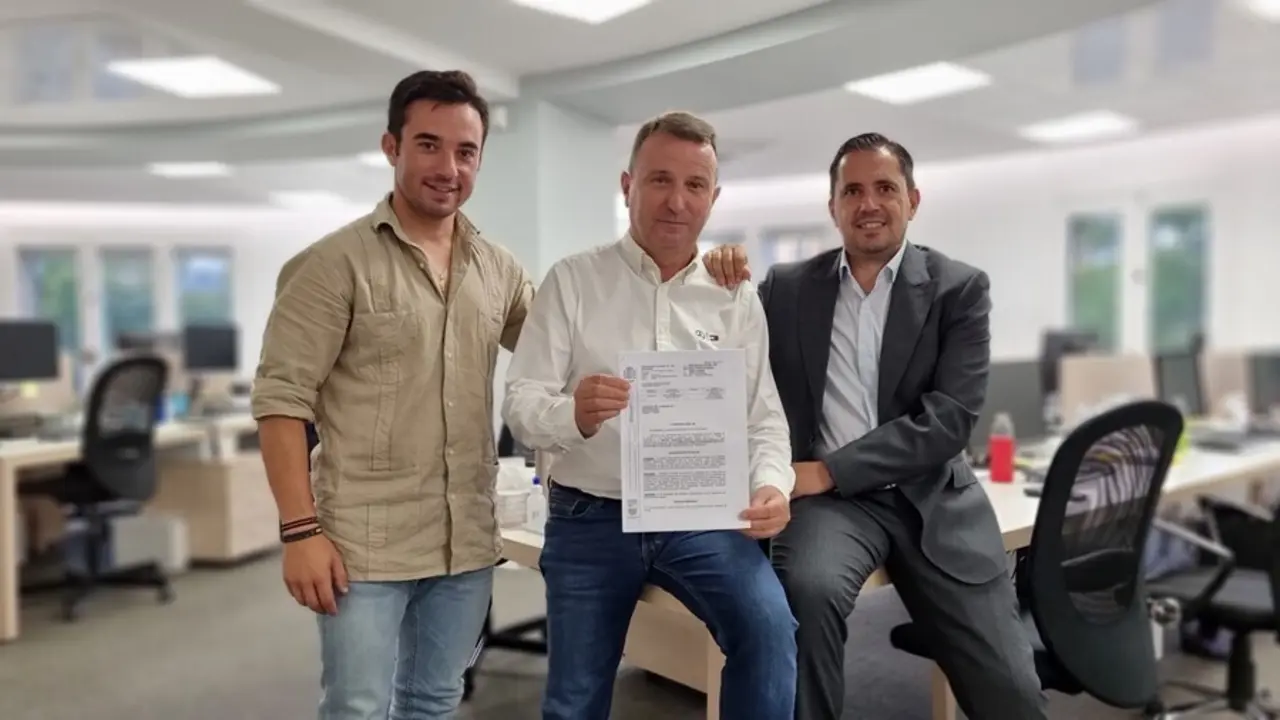 Imanol S&aacute;nchez, junto a su abogado Jos&eacute; Antonio Vis&uacute;s y el asesor Alberto Joven