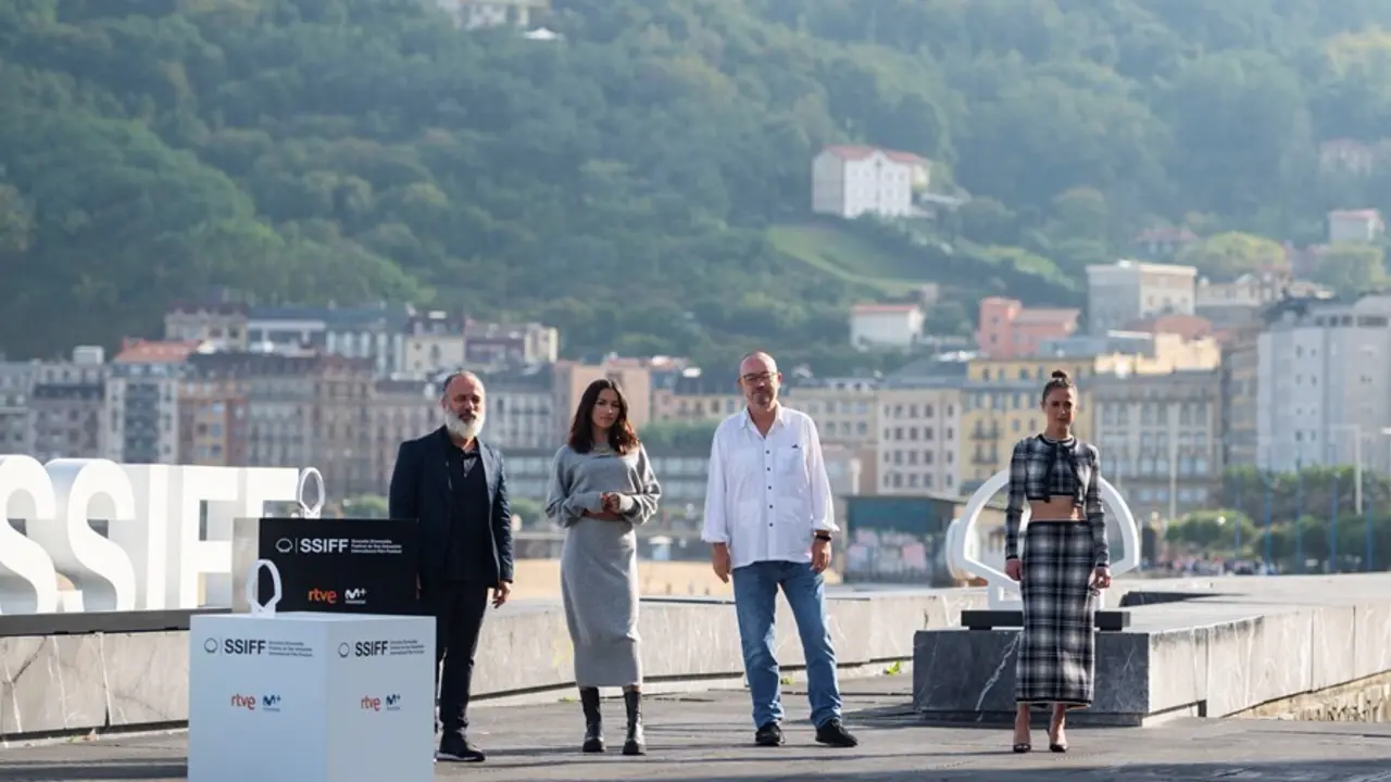 (I-D) El actor Javier Guti&eacute;rrez, la actriz Irene Virg&uuml;ez, el director, productor y guionista Manuel Mart&iacute;n Cuenca y la actriz Patricia L&oacute;pez Arnaiz, en el photocall de la pel&iacute;cula &lsquo;La Hija&rsquo;, en el Festival Internacional de Cine de San Sebasti&aacute;n