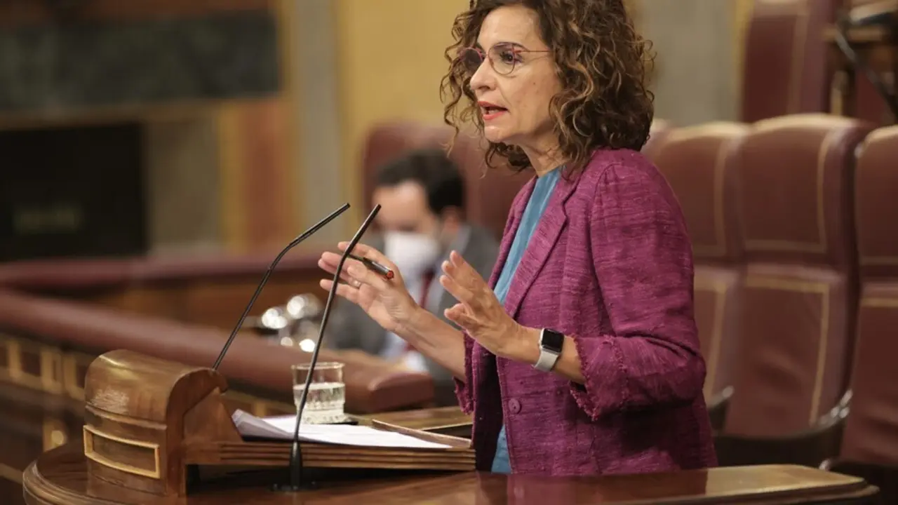 La ministra de Hacienda y Funci&oacute;n P&uacute;blica, Mar&iacute;a Jes&uacute;s Montero, interviene en un pleno de control al Gobierno en el Congreso de los Diputados, a 22 de septiembre de 2021, en Madrid, (Espa&ntilde;a). 