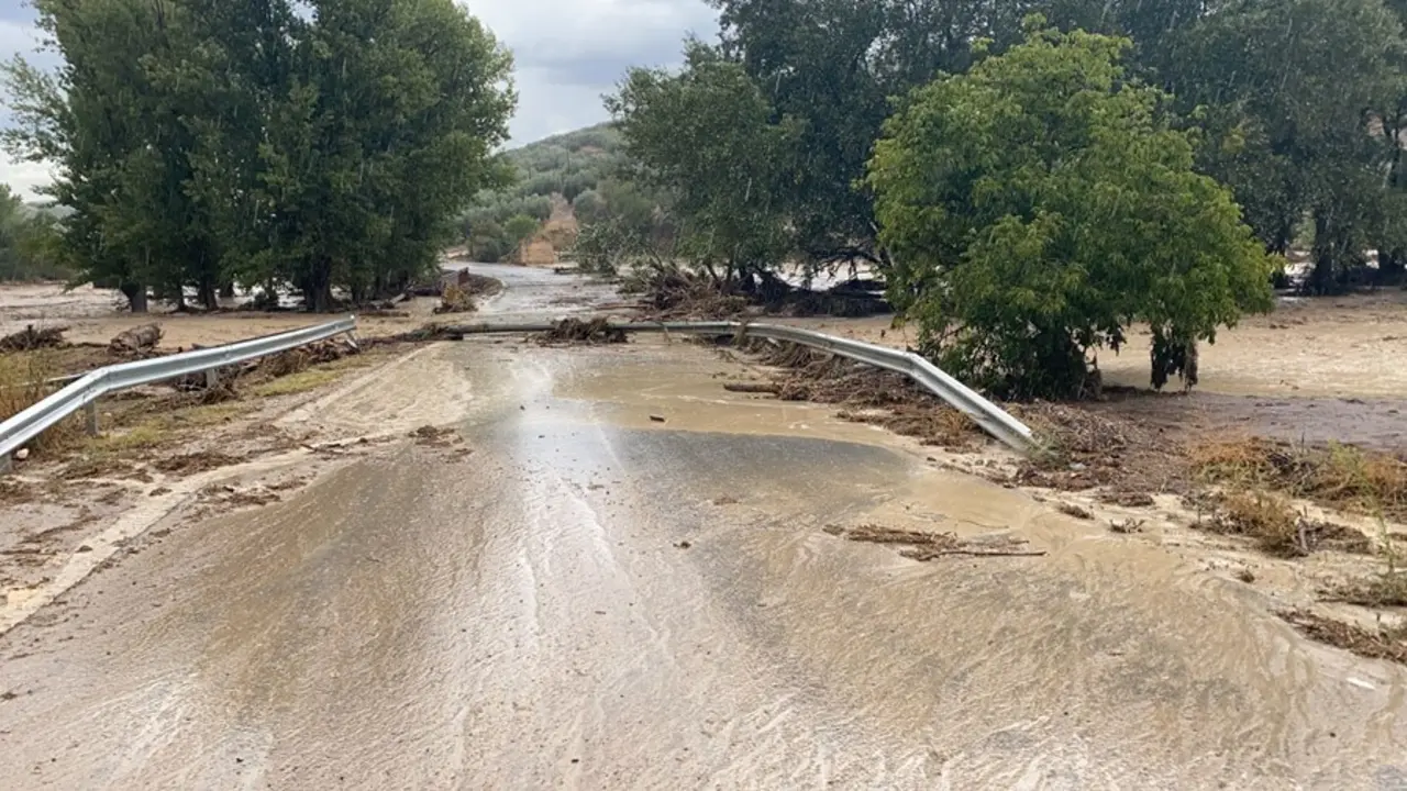 Camino anegado por una tromba de agua y granizo