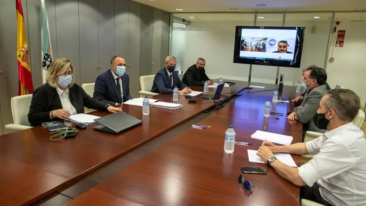 Archivo - El vicepresidente primero y conselleiro de Presidencia, Xustiza e Turismo, Alfonso Rueda, y el conselleiro de Sanidade, Julio Garc&iacute;a Comesa&ntilde;a, se re&uacute;nen con representantes del ocio nocturno