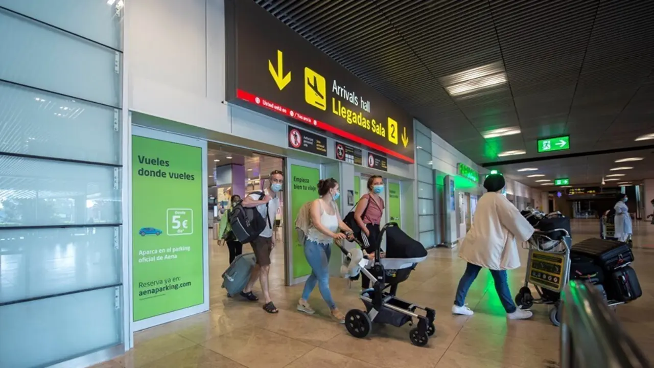 Archivo - Pasajeros llegan al Aeropuerto Adolfo Su&aacute;rez Madrid-Barajas