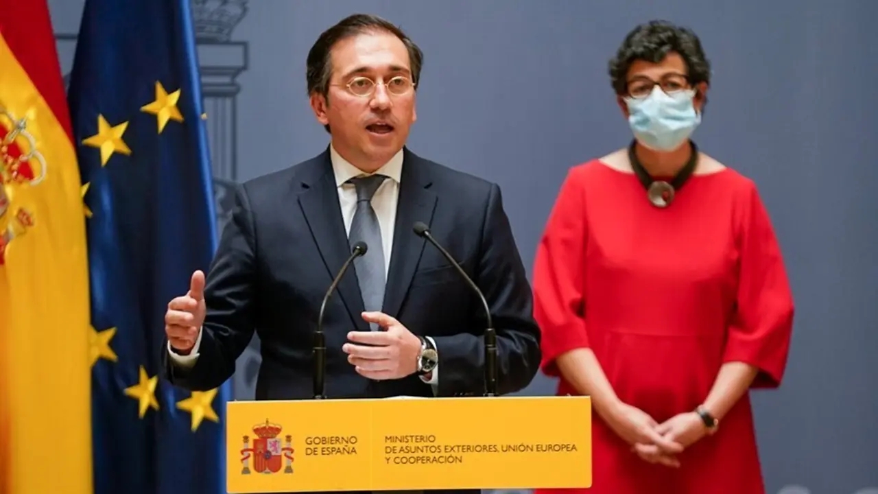 Archivo - El nuevo ministro de Asuntos Exteriores, Uni&oacute;n Europea y Cooperaci&oacute;n, Jos&eacute; Manuel Albares, interviene tras recibir la cartera ministerial de manos de su predecesora, Arancha Gonz&aacute;lez Laya, en el Palacio de Santa Cruz, a 12 de julio de 2021
