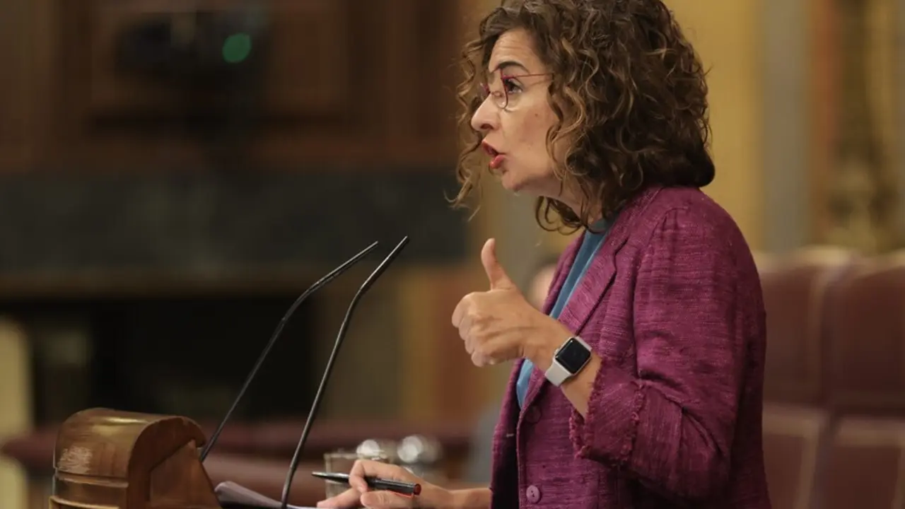 La ministra de Hacienda y Funci&oacute;n P&uacute;blica, Mar&iacute;a Jes&uacute;s Montero, interviene en un pleno de control al Gobierno en el Congreso de los Diputados, a 22 de septiembre de 2021, en Madrid, (Espa&ntilde;a). El pleno ha estado marcado por la comparecencia de la ministra 