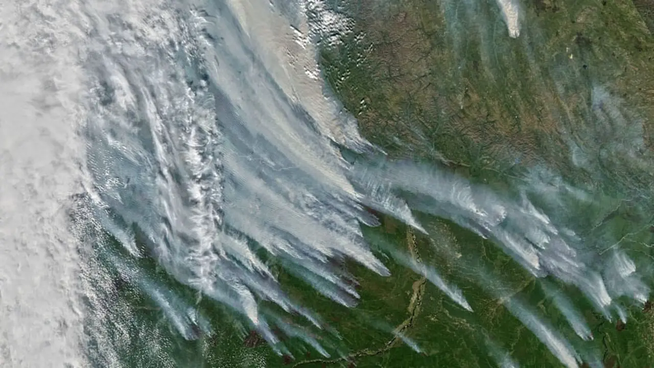 Columnas de humo proliferaban en la Rep&uacute;blica de Sakah el 8 de agosto de 2021