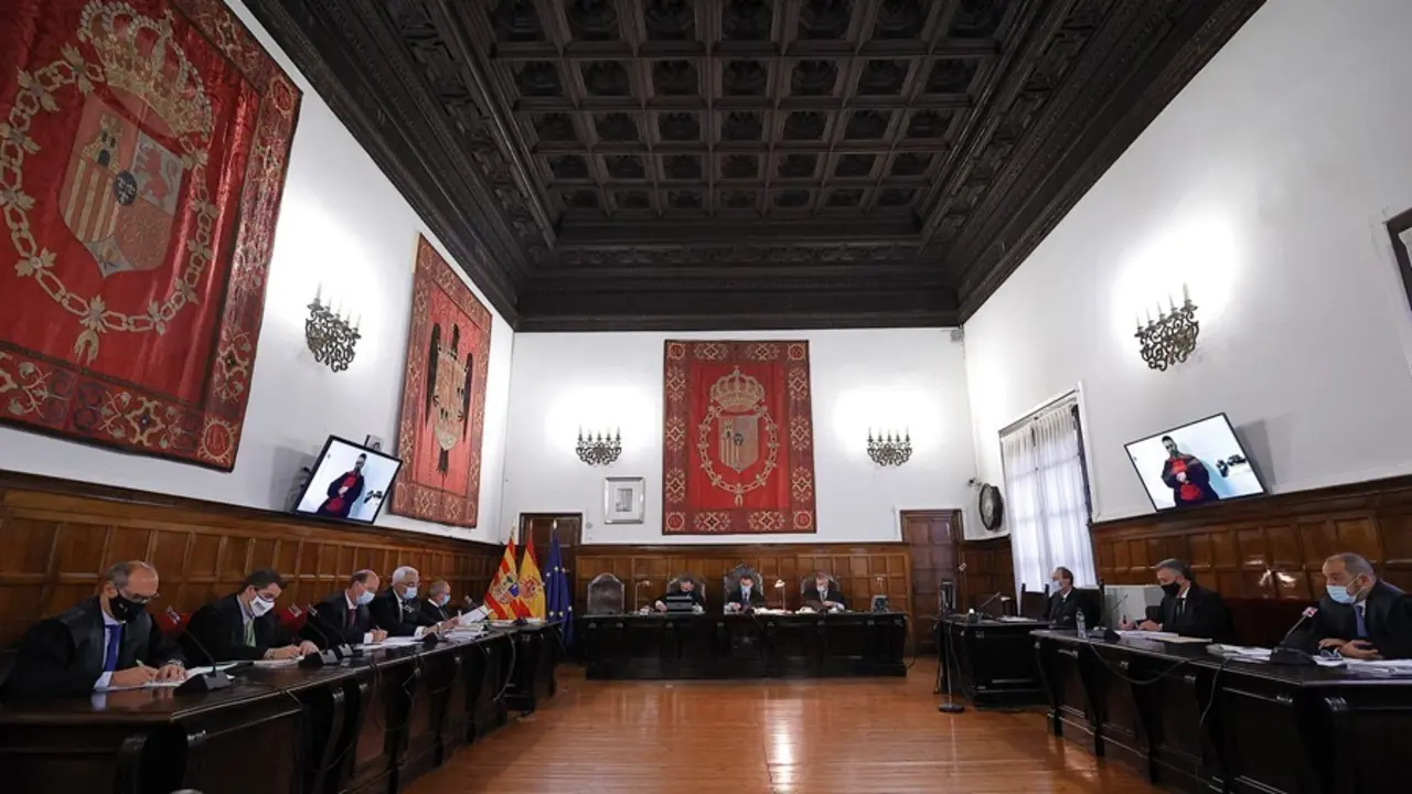 El acusado Norbert Feher, alias &lsquo;Igor el Ruso' (en la pantalla), en la vista oral del recurso presentado por la defensa contra la sentencia que le conden&oacute; a prisi&oacute;n permamente revisable