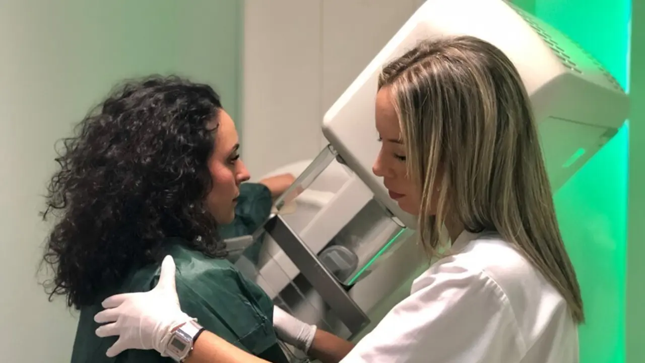 Archivo - Quir&oacute;nsalud Sagrado Coraz&oacute;n e Infanta Luisa realizan acciones para la detecci&oacute;n precoz en el c&aacute;ncer de mama