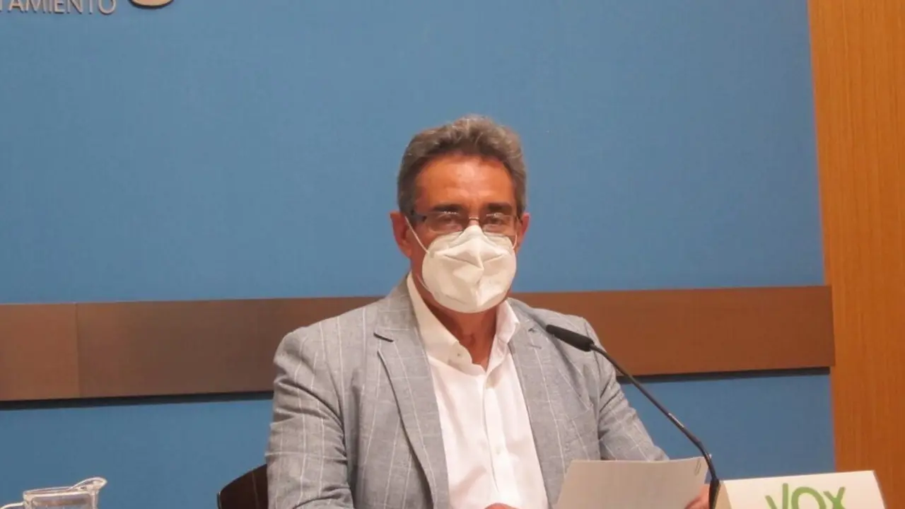 El portavoz del grupo municipal de VOX, Julio Calvo