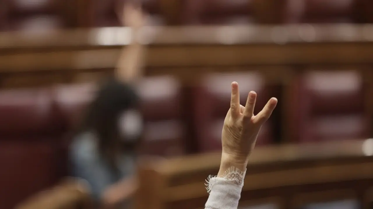 Archivo - Un miembro del hemiciclo vota durante una sesi&oacute;n plenaria en el Congreso de los Diputados, a 24 de junio de 2021, en Madrid, (Espa&ntilde;a). Este pleno est&aacute; marcado por el debate de totalidad del Proyecto de Ley de residuos y suelos contaminados y por