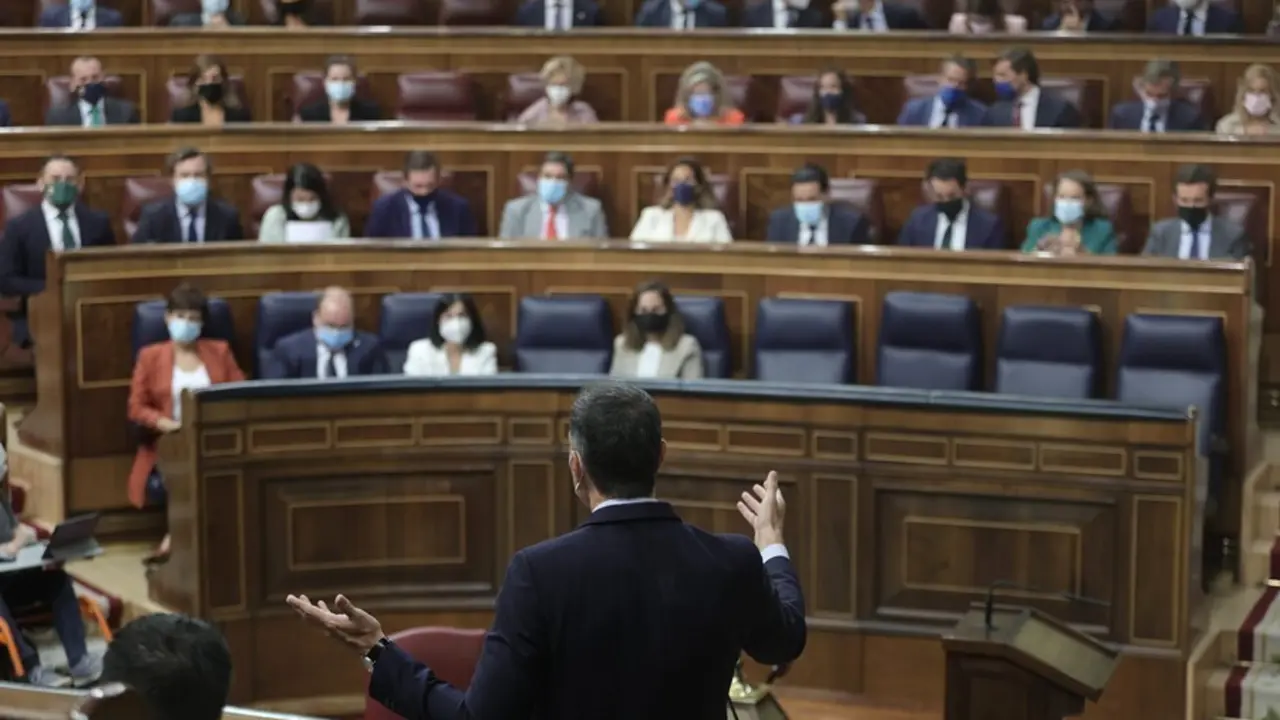El presidente del Gobierno, Pedro S&aacute;nchez, interviene en una sesi&oacute;n de control al Gobierno en el Congreso de los Diputados, a 15 de septiembre de 2021, en Madrid, (Espa&ntilde;a). En esta sesi&oacute;n, la primera del nuevo curso pol&iacute;tico, el Gobierno deber&aacute; responder 