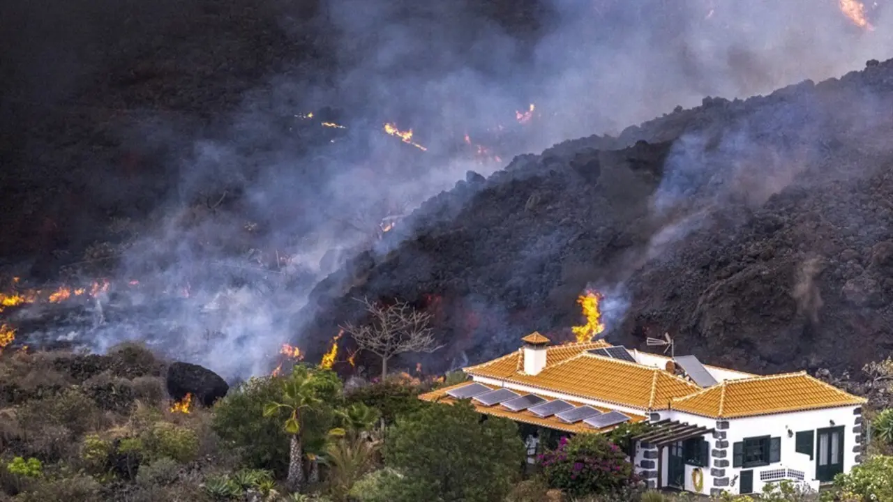 Una casa en mitad de la lava del volc&aacute;n de La Palma queda a salvo de ser destrozada por la lava en la zona de El Para&iacute;so, 