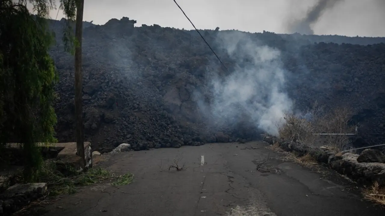 La lava del volc&aacute;n llega al n&uacute;cleo urbano de Todoque, a 21 de septiembre de 2021, en Los Llanos de Ariadne, en La Palma, a 21 de septiembre de 2021, en La Palma, Santa Cruz de Tenerife, Islas Canarias, (Espa&ntilde;a). La aproximaci&oacute;n de la lava al n&uacute;cleo urbano