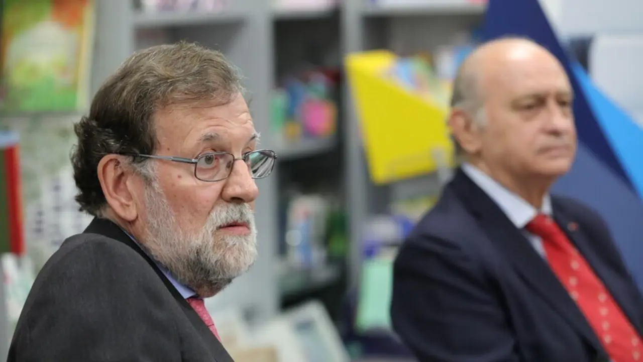 Archivo - El expresidente del Gobierno Mariano Rajoy (i), y el exministro de Interior y miembro del PP, Jorge Fern&aacute;ndez D&iacute;az (d), durante la presentaci&oacute;n de un libro de Fern&aacute;ndez D&iacute;az.