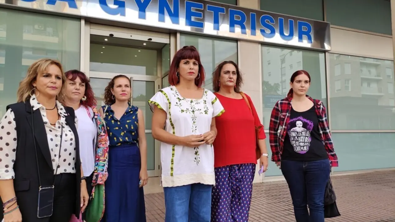La portavoz de Adelante Andaluc&iacute;a, Teresa Rodr&iacute;guez (centro), a las puertas de una cl&iacute;nica donde se realizan abortos.