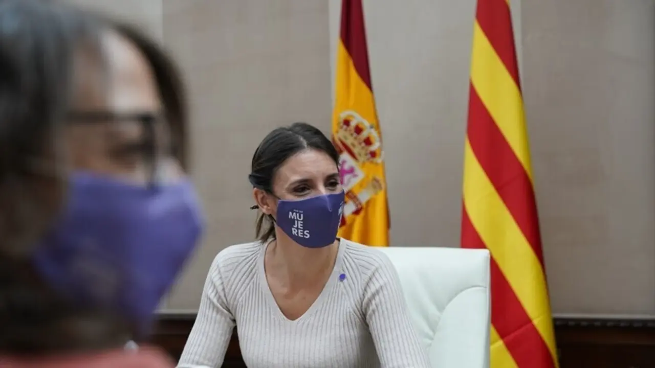 La ministra de Igualdad, Irene Montero, en una reuni&oacute;n