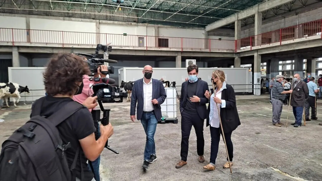 F&eacute;lix &Aacute;lvarez, con el eurodiputado Adr&iacute;an V&aacute;zques y Marta Garc&iacute;a