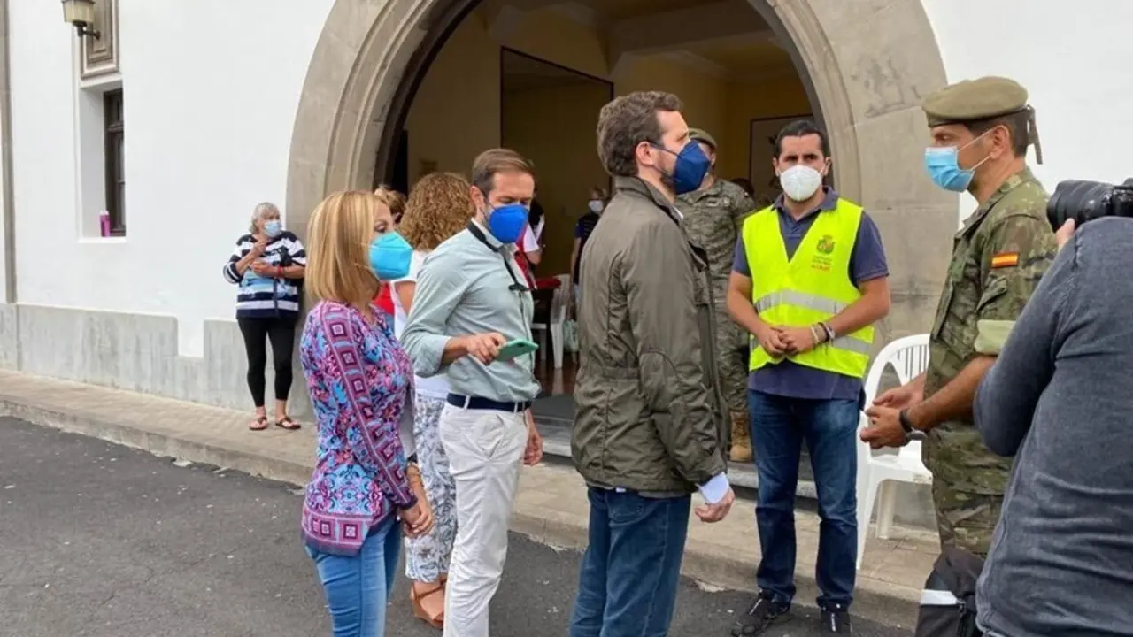 El presidente del Partido Popular, Pablo Casado, visita el centro de acogida ubicado en el Acuartelamiento de El Fuerte