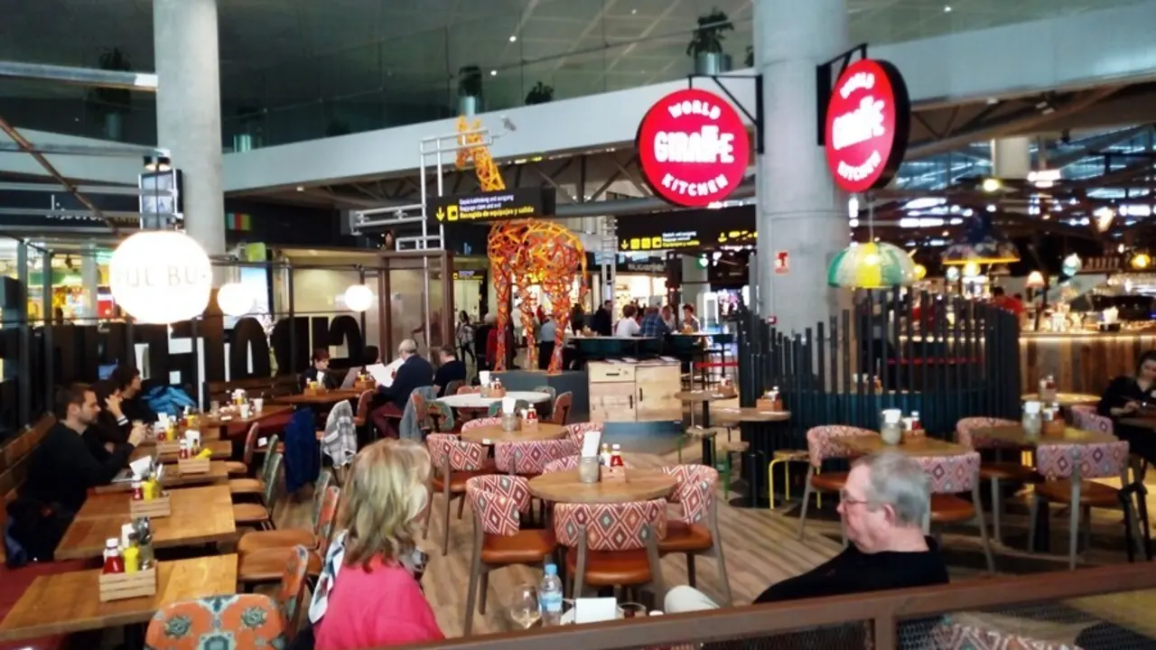 Archivo - Restaurante en el aeropuerto de Aena