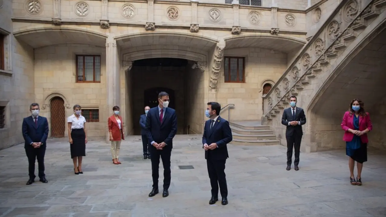 En la primera fila, el presidente del Gobierno, Pedro S&aacute;nchez (i) y el president de la Generalitat, Pere Aragon&eacute;s (d), y en la segunda fila, de (i-d), el ministro de la Presidencia, Relaciones con las Cortes y Memoria Democr&aacute;tica, F&eacute;lix Bola&ntilde;os, la vicepr