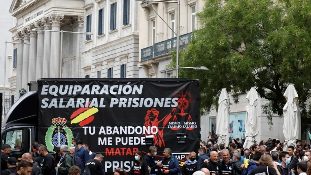 Varios funcionarios de prisiones junto a un furg&oacute;n de la asociaci&oacute;n Tu Abandono Me Puede Matar durante una manifestaci&oacute;n por la equiparaci&oacute;n salarial en el Congreso