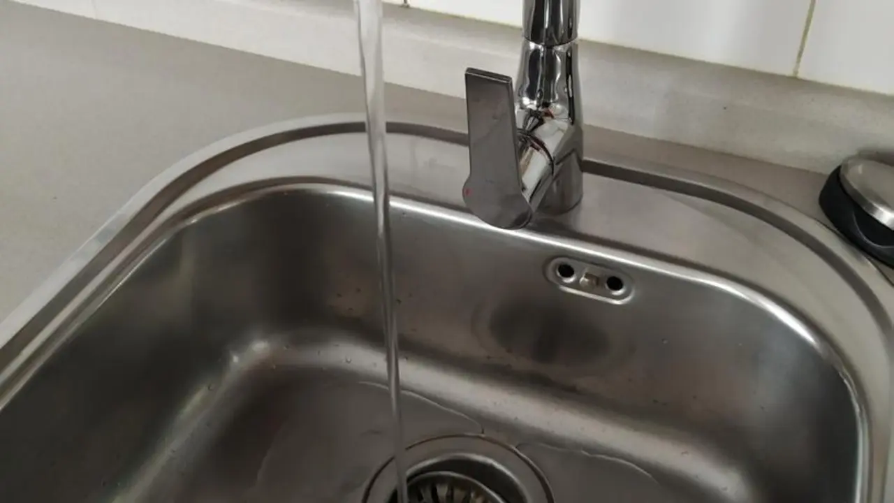 Agua corriente en un grifo.